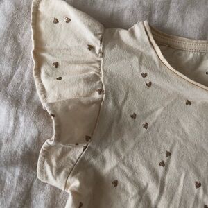 H&M ruffle sleeve 🤎 heart tee